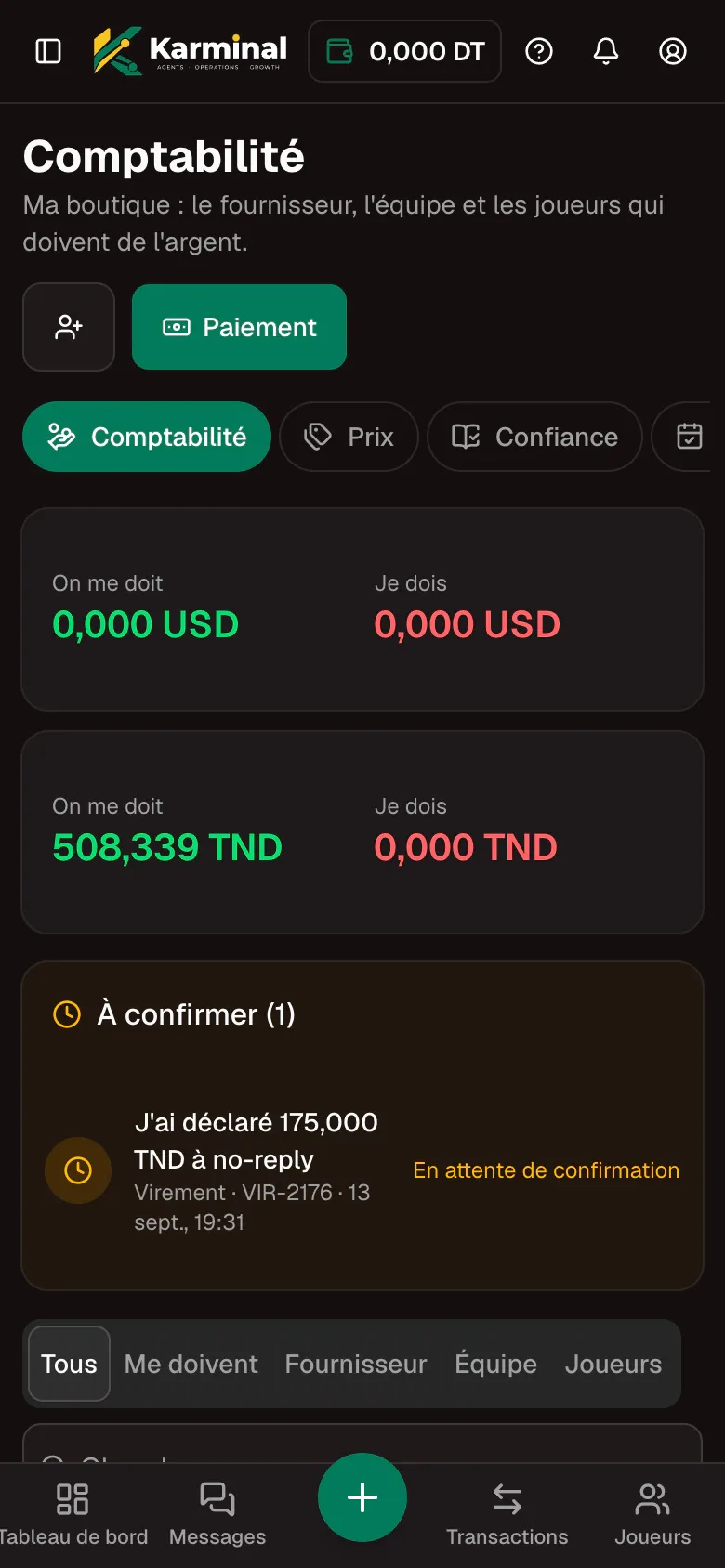 La page Comptabilité sur un téléphone : soldes dus, un paiement à confirmer et les filtres par contrepartie.