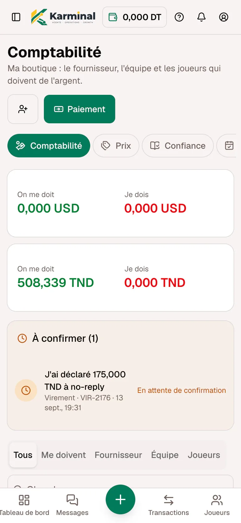 La page Comptabilité sur un téléphone : soldes dus, un paiement à confirmer et les filtres par contrepartie.