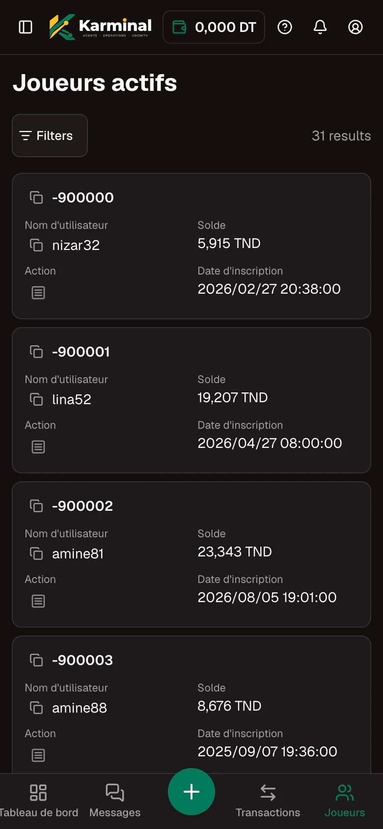 La page Joueurs actifs sur un téléphone : une carte par joueur avec solde et date d'inscription.