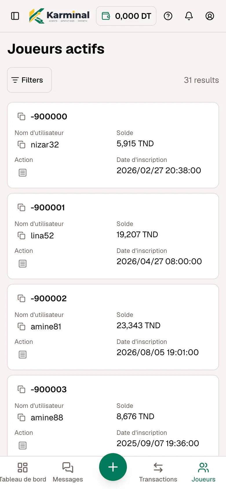 La page Joueurs actifs sur un téléphone : une carte par joueur avec solde et date d'inscription.